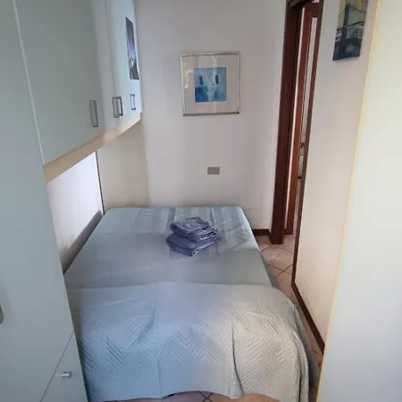 Blu Dipinto Di Blu - View -