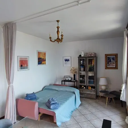 Blu Dipinto Di Blu - View -